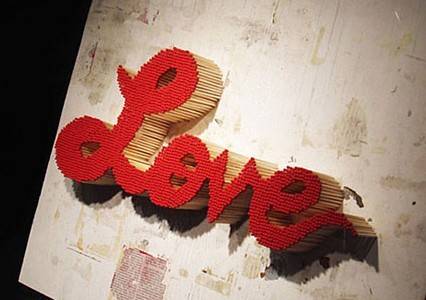 最热情的爱情表达 用2500根火柴拼成的love - 