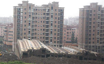 上海一在建13层住宅楼整体倒塌 九正建材