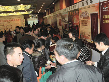 每个展位前都挤满了咨询经销商