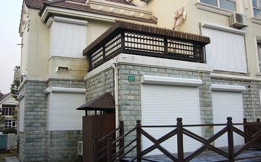 遮阳卷帘是指用来有效遮挡强光进入室内,并且自身具有透光、透景、调节温度的卷帘。遮阳卷帘可以根据不同需求运用于各种建筑装饰中,如别墅、办公大楼、商务大楼、酒店、高端厂房遮阳等。 多功能外遮阳卷帘,舒适的温度和声音 温度舒适的场所--开口的质量不好会产生25-30%的热损耗。寒冷、气流、水会通过破损的窗户和外遮阳卷帘进入您的住所,会使您感到不舒服,取暖费用也会直线上升。 窗洞箱框的隔热作用--它起到了一个真正的热闭环作用,窗洞框构成了一个防止冷空气入侵的有效壁垒,可以为您节省30%的供暖费用。 您了解吗?风会