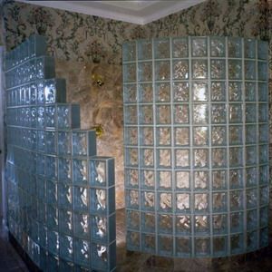 建鸿玻璃制品公司空心玻璃砖是一种隔音、隔热、防水、节能、透光良好的非承重装饰材料,由两块半坯在高温下熔接而成,装饰效果高贵典雅、富丽堂皇。从结构性能上分主要是空心玻璃砖和实心玻璃砖两大门类。空心玻璃砖根据颜色不同可分为白砖和彩砖,彩砖又分为普通彩色以及?彩,冰雕系列;根据规格大小主要是公制砖和英制砖,中全公制砖主要有常规砖(190*190*80mm)小砖(145*145*80mm)厚砖(190*190*95mm, 145*145*95mm)特殊规格砖(240*240*80mm,190*90*80mm等)